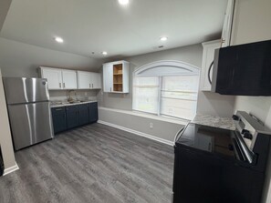 Private kitchen - Broad Street Penthouse in Historic Downtown New Bern (New Bern)