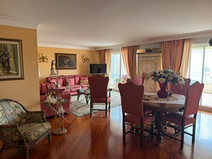 Dining - MONACO F1  MG PRESIDENTIAL SUITE
5 min walking distance from Casino. (BEAUSOLEIL)