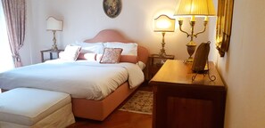 2 bedrooms, iron/ironing board, WiFi, bed sheets - MONACO F1  MG PRESIDENTIAL SUITE
5 min walking distance from Casino. (BEAUSOLEIL)