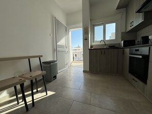 Private kitchen - Corporate 2-Bedroom Business Apartment with Workspace – Central Nicosia (Strovolos)