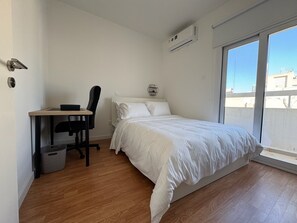 2 bedrooms, iron/ironing board, Internet, bed sheets - Corporate 2-Bedroom Business Apartment with Workspace – Central Nicosia (Strovolos)