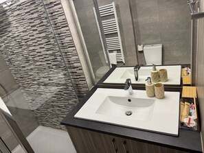Ducha, secador de pelo, toallas, jabón