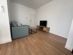 Living area - Corporate 2-Bedroom Business Apartment with Workspace – Central Nicosia (Strovolos)