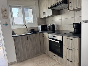 Private kitchen - Corporate 2-Bedroom Business Apartment with Workspace – Central Nicosia (Strovolos)