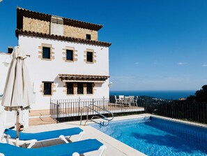 A two-story building with a pool, outdoor seating, and a view of the sea. - La Torre CostaBravaSi - Pool, BBQ, sea views (Platja d'Aro)
