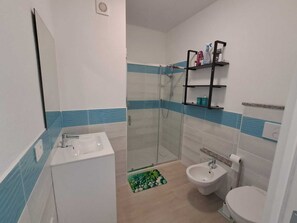 Haartrockner, Handtücher, Seife, Toilettenpapier