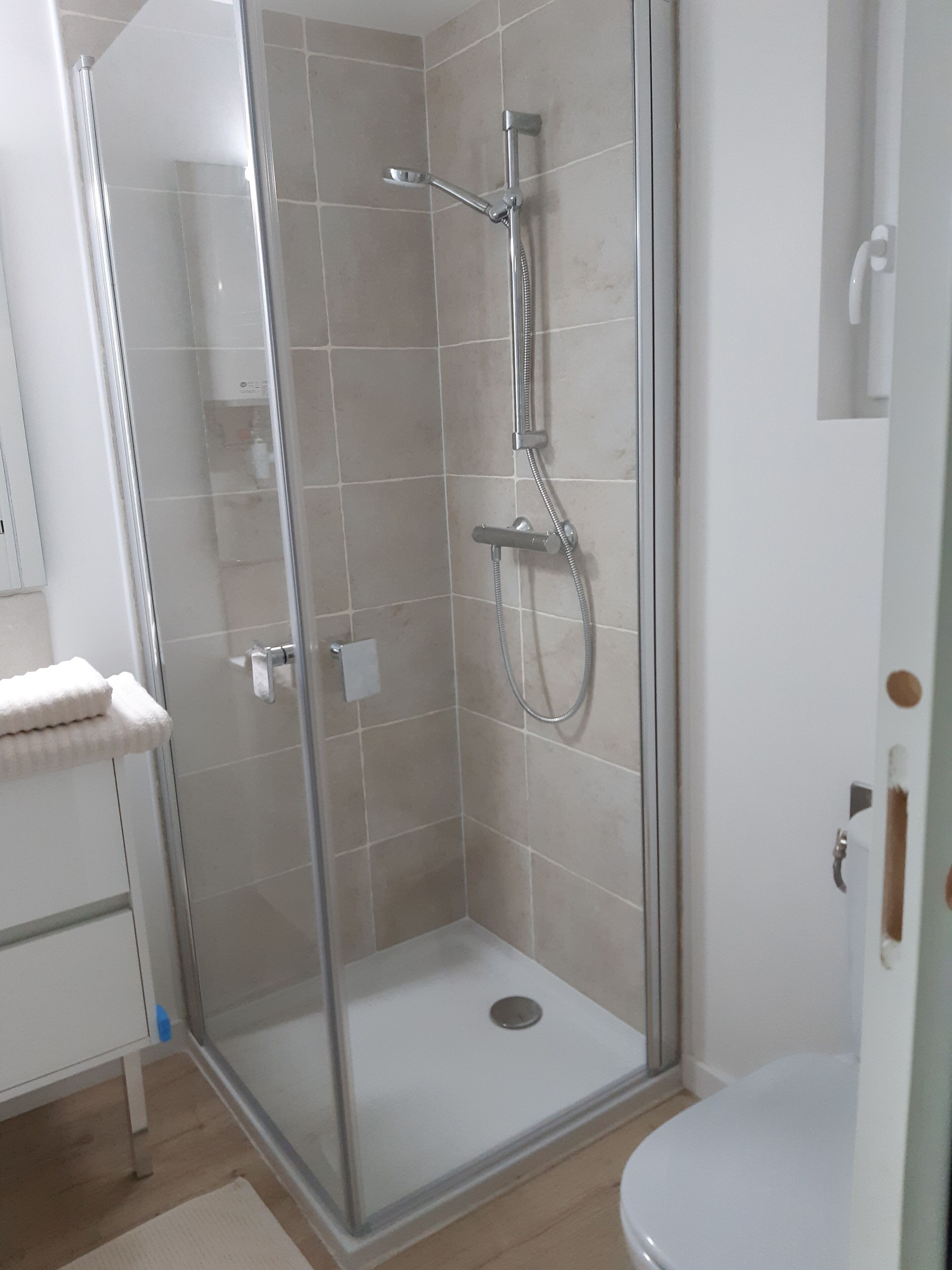 Douche, serviettes fournies, savon, papier toilette