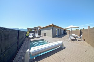 Una piscina techada, una piscina al aire libre