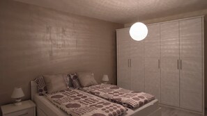 Een strijkplank/strijkijzer, wifi, beddengoed