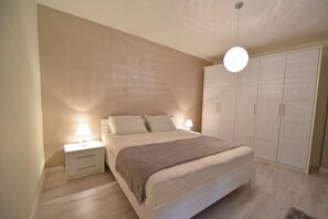 Een strijkplank/strijkijzer, wifi, beddengoed