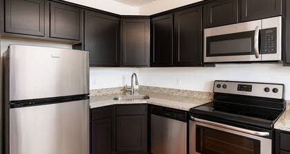 Cozy 1 Bedroom Condo in N Wildwood w/Heated Pool Minutes to Beach • Sleeps 4