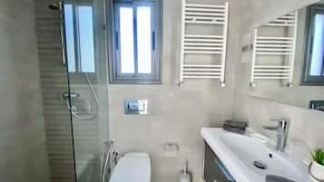 Shower, free toiletries, hair dryer, towels