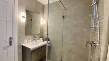 Shower, free toiletries, hair dryer, towels