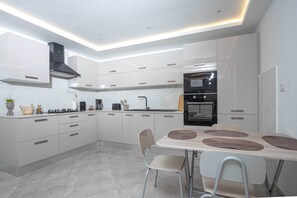Fridge, microwave, oven, cookware/dishes/utensils - sandra 6 (Marsa)