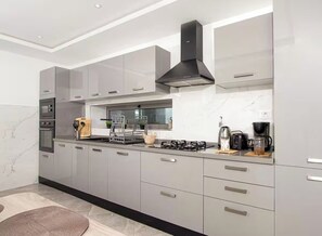 Fridge, microwave, oven, cookware/dishes/utensils - sandra 6 (Marsa)