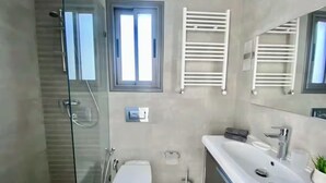 Deluxe Penthouse, Garden View | Bathroom | Shower, free toiletries, hair dryer, towels - sandra 6 (Marsa)