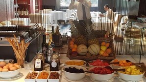 Une table de buffet proposant divers plats et accompagnements.