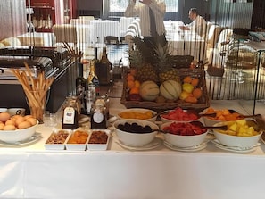 Ein Buffet mit verschiedenen Speisen und Beilagen.