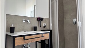 Douche, séchoir à cheveux, bidet, serviettes fournies