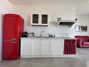 Frigorífico, hervidor eléctrico y molinillo de café