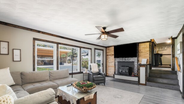 A living room with a sofa, coffee table, and fireplace. - Harrisonburg 3 bedroom and HOT TUB! Minutes from Downtown NEW! (Harrisonburg)