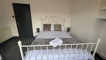 3 kamar tidur, setrika/meja setrika, Wi-Fi gratis, dan seprai linen