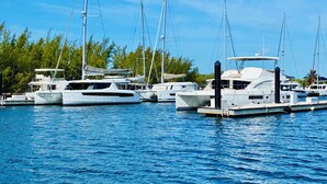 Ein Yachthafen mit mehreren vor Anker liegenden Yachten.