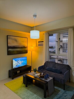 Living area - Tranquil 1-bedroom condo with AC in friendly Parañaque (Parañaque)
