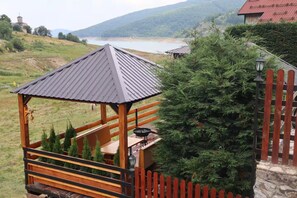 Property grounds - Villa Beti - Lake Views, Mountain Air & Family Comfort (Mavrovo)