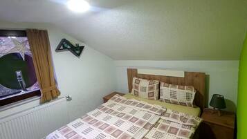3 bedrooms, iron/ironing board, WiFi, bed sheets