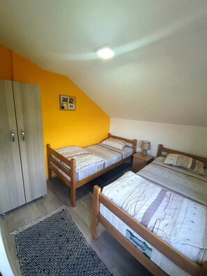 3 habitaciones, tabla de planchar con plancha, wifi y ropa de cama 