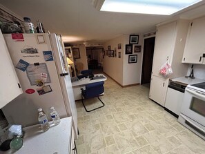 Fridge, microwave, oven, stovetop - Quaint 2-bedroom house with AC in charming Karnack (Karnack)