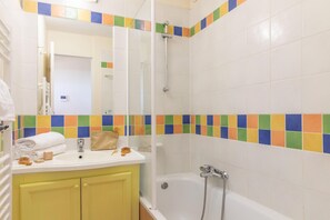 Apartment | Bathroom - Chic Countryside Stay With Balcony (Mallemort)