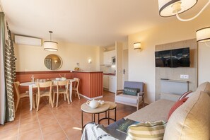 Apartment | Dining - Chic Countryside Stay With Balcony (Mallemort)