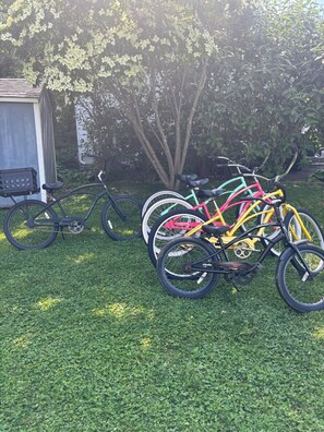 Property grounds - Spring Lake Heights Family Retreat - Beach, Bikes & Sports Fields Sleeps 10 (Spring Lake)