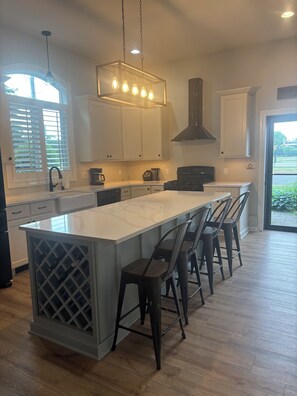 Private kitchen - Spring Lake Heights Family Retreat - Beach, Bikes & Sports Fields Sleeps 10 (Spring Lake)