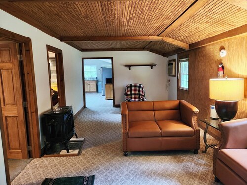 2-bedroom cabin in serene Cleveland perfect for a relaxing getaway