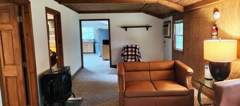 2-bedroom cabin in serene Cleveland perfect for a relaxing getaway