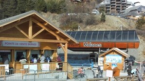 A ski resort with a wooden building labeled 'POINTS DE VENTE SKIPASS' and 'Molanes.' - Panoramic view and mountain cocoon Pra-Loup 1500 (Uvernet-Fours)