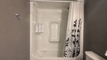 Secador de cabelo, toalhas de banho, sabonete, papel higiênico