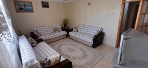 Living area - "İstanbul - Bodrum Yolunda Konforlu ve Güvenli Konaklama | Ücretsiz Otopark" (Manisa)
