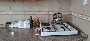 Private kitchen - "İstanbul - Bodrum Yolunda Konforlu ve Güvenli Konaklama | Ücretsiz Otopark" (Manisa)