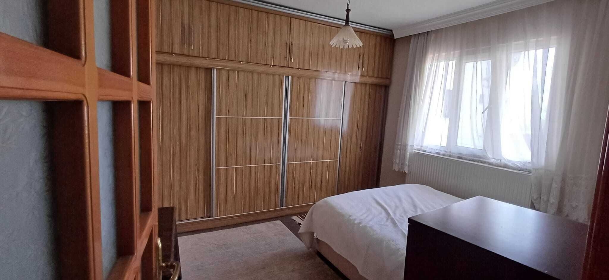 Een strijkplank/strijkijzer, internet, beddengoed