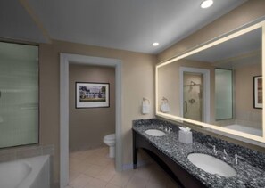 Un bagno moderno con doppio lavabo, uno specchio grande e un quadro appeso al muro.