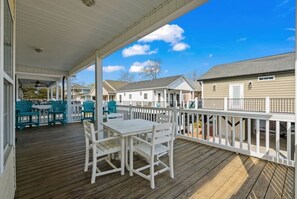 Outdoor dining - Seas The Day, Waterpark, Close to Beach & Porch (Myrtle Beach)