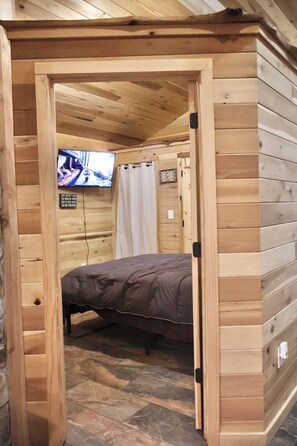Room - Cozy 1-Bedroom + Upstairs Loft Cabin in Superb TN + AC & Strong WIFI (Chestnut Mound)