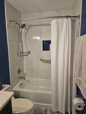 Douche, sèche-cheveux, serviettes fournies, savon