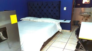 A room with a bed, a desk, a chair, a sink, and a painting of a beach. - Excellent independent room 11, centrally located, independent and autonomous (Hermosillo)