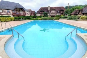 Ein Schwimmbecken mit freiem Blick auf die umliegenden Gebäude.