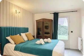 Ein Hotelzimmer mit Bett, Schrank, Fenster und Tür.